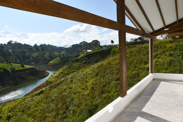 Venta de Casa Campestre en El Peñol Antioquia - Image 2